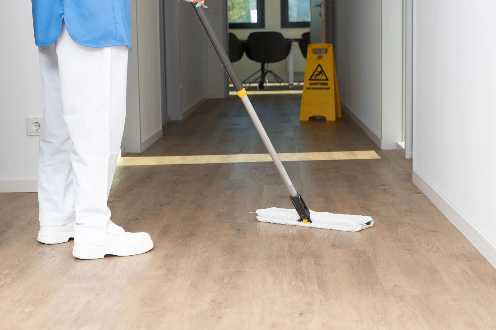 Bodenreinigung im Bürogang – Aktiv Clean Innviertel