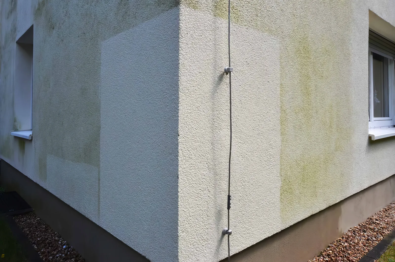 Algen und Grünbelag von der Fassade entfernt – Aktiv Clean