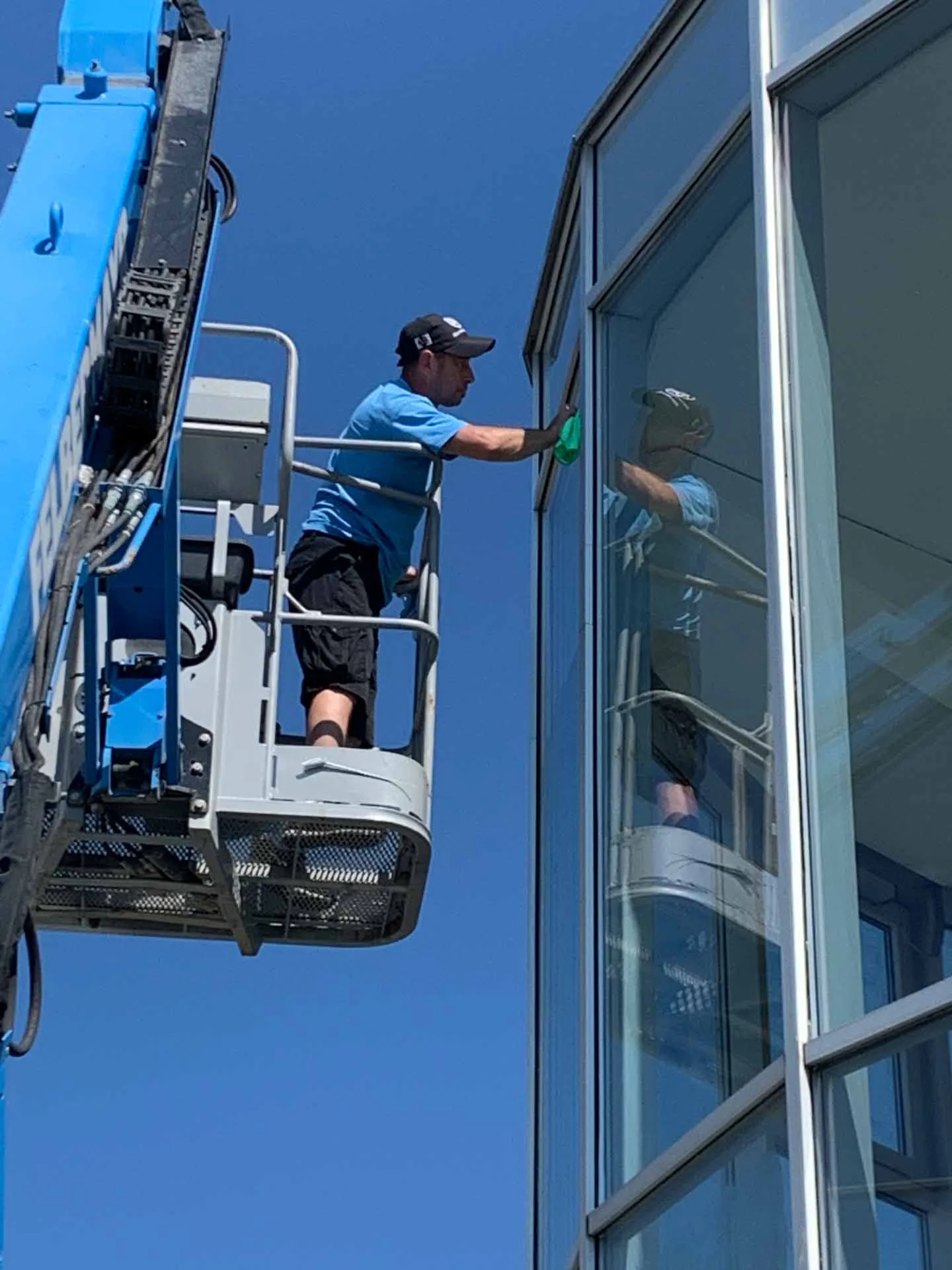 Glasreinigung in der Höhe mit Hebebühne – Aktiv Clean