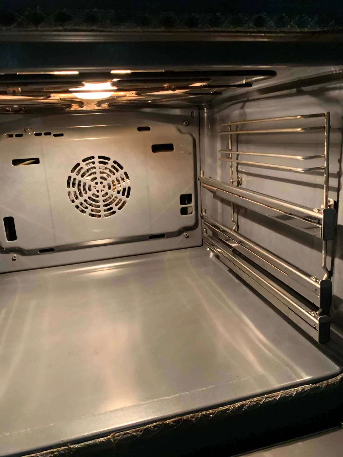 Backofen nach der Grundreinigung – Aktiv Clean