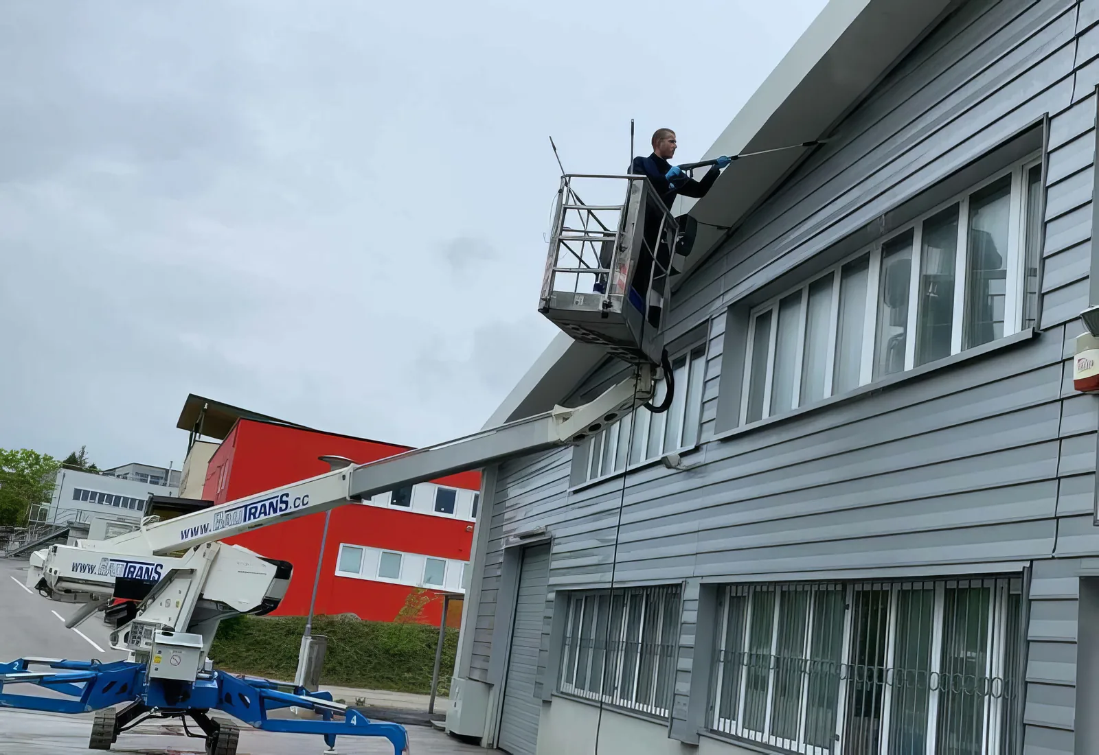 Fassadenreinigung von Aktiv Clean in Oberösterreich – Arbeit auf der Hebebühne