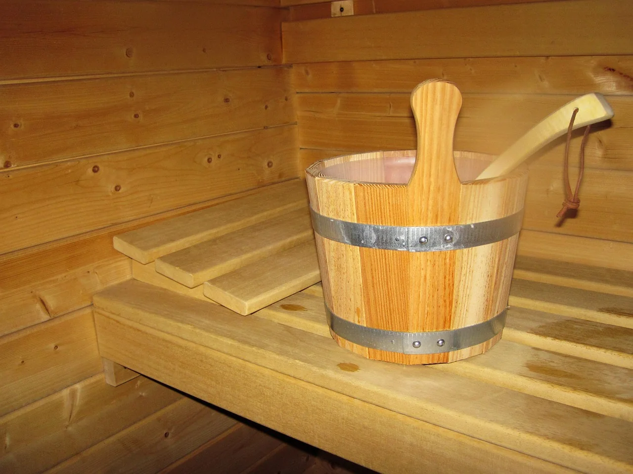 Sauna mit Holzbänken